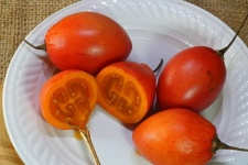 Couper les fruits rouges mûrs de tomate 