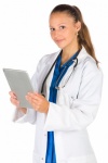 Kvinnlig läkare som håller en tablett