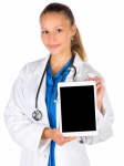 Doctor de sex feminin cu o tabletă