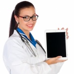 Vrouwelijke arts met een tablet