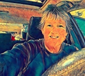 Senior vrouw pop-art rijden