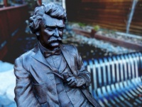 Pozadí sochy Marka Twaina