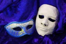 Máscara azul adornada con tono púrpura