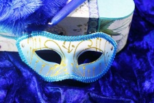 Máscara adornada de color turquesa y bla