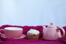 Flor rosa com bule de chá rosa