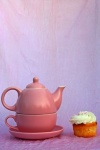 Różowy dzbanek do herbaty i zestaw filiż