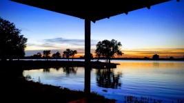 Belönad solnedgång på sjön