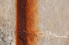 Plama rdzy na betonowej powierzchni