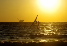 Silhouette di windsurf e piattaforma pet