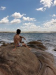 Adolescente contemplando o mar