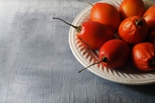 Arbre tomate fruit sur plaque blanche