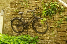 Fahrrad hängt an einer Wand