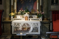 Altarul într-o biserică mică