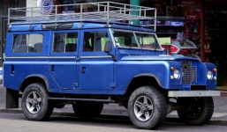 Jeep Land Rover con base de rueda larga