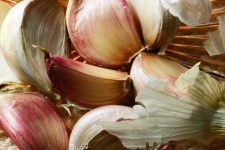 Loose Pink Tinted Whole Garlic
