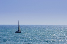 広い海での単一の帆船
