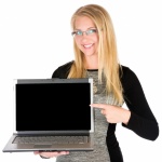 Donna che mostra lo schermo di un laptop