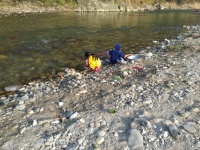 Mujeres lavando ropa en el río.
