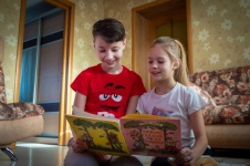 Dzieci, chłopiec i dziewczynka, czytanie