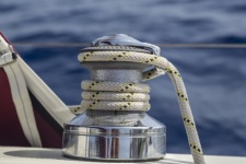Corde enroulée sur un treuil de yacht