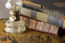 Glaslampe mit einigen alten Büchern