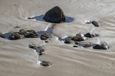 Ozeanfelsen im feuchten Sand
