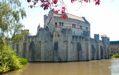 Slott, fästning, medeltid