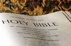 Deschide pagina de titlu a Bibliei