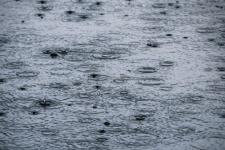 Zdjęcie powierzchni wody w kroplach desz