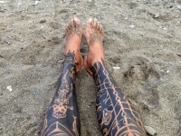 Tatuaje de piernas en la playa