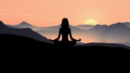 Yoga, zonsondergang, bergen, vrouw