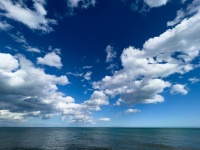 Blaues Meer und Wolken im Himmel