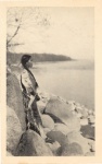 Fata indiană lângă lac