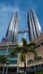Pohled ze země na Petronas Towers