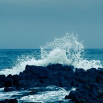 Wellen, die auf Felsen krachen