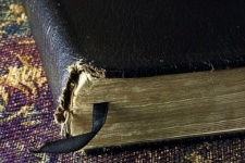 Esquina desgastada de la biblia bien usa