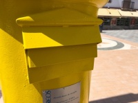 Detalhe da caixa postal amarela