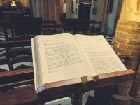 Biblia în interiorul unei biserici
