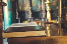 Biblia în interiorul unei biserici