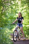 Bicikli, lány, nő, erdő, széle