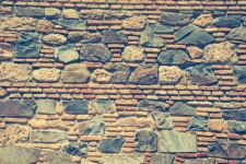 Bakstenen en stenen muur