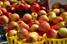 Färska äpplen till salu