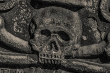 Ludzka czaszka wyrzeźbiona w kamieniu