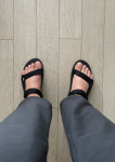 Picioare masculine în sandale Teva