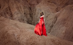 Nő, piros ruha, atlasz, homok
