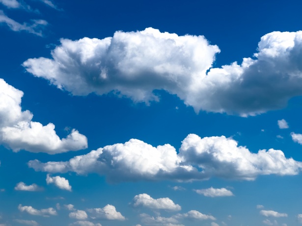 Preek dichtheid Bekijk het internet Witte wolken in de blauwe lucht Gratis Stock Foto - Public Domain Pictures