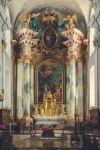 Altarul într-o biserică