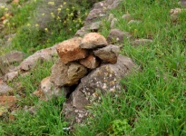 Cairn de piedras sobre roca