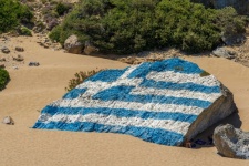 Griechische Flagge auf einem Felsen