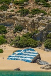 Griechische Flagge auf einem Felsen